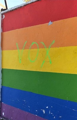 Mural arcoiris con Vox