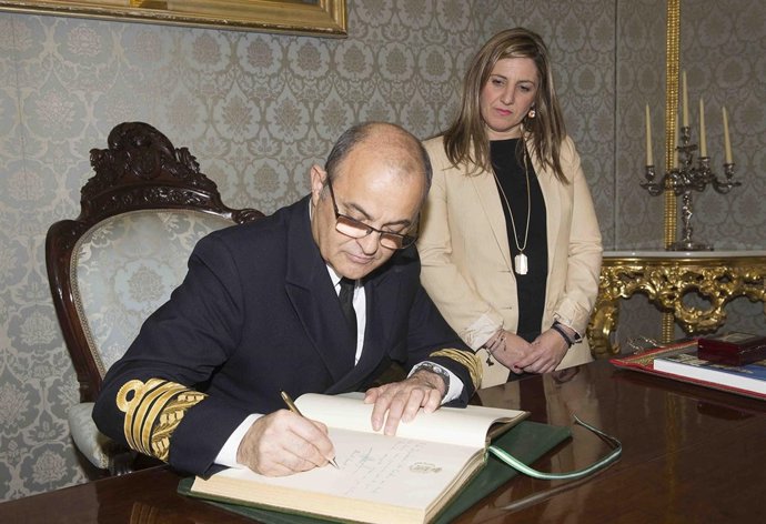 La presidenta de la Diputación de Cádiz, Irene García, y el almitante Garat