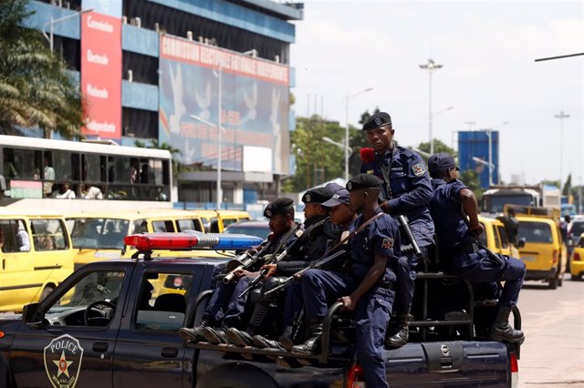 Policías antidisturbios frente a la comisión electoral de RDC