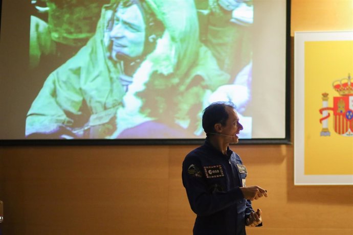 Pedro Duque vuelve a vestirse de astronauta para recibir a algunos niños en Navi