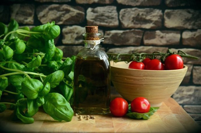 El aceite de oliva virgen extra es un alimento rico en vitamina E