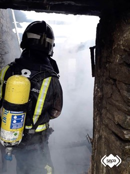 Bombero del SEPA en un incendio en Castropol