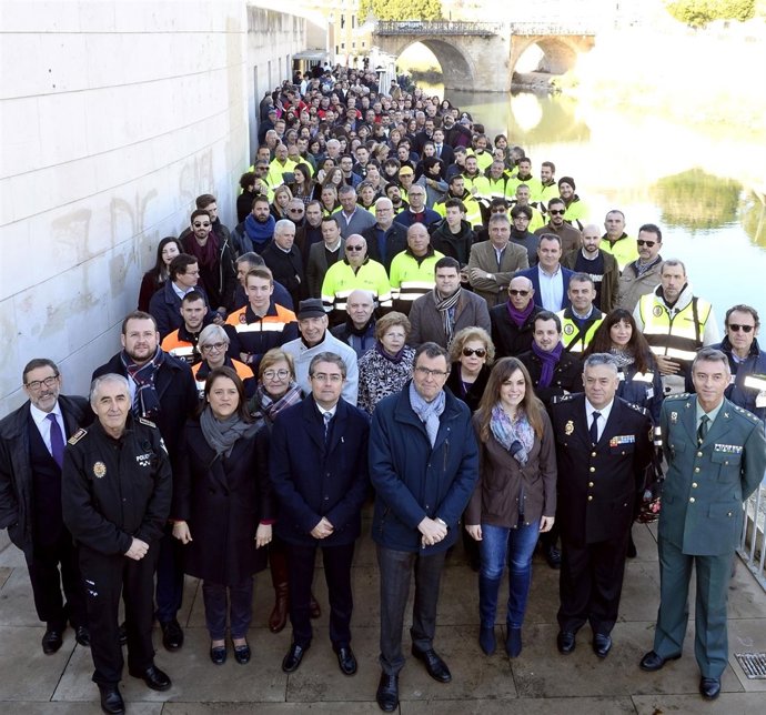 El Alcalde Ballesta con parte del personal que ha trabajado esta Navidad