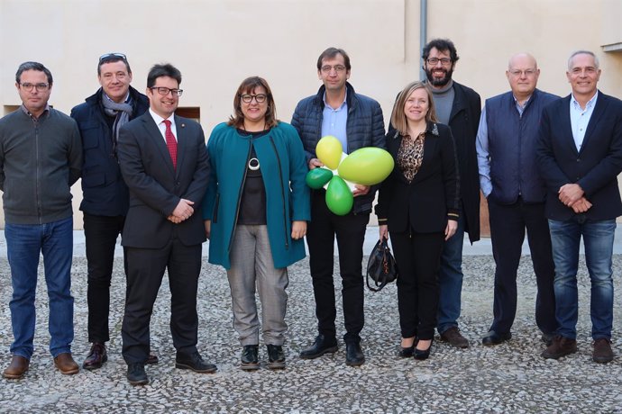 La consellera Busquets amb membres dels Clústers de Balears