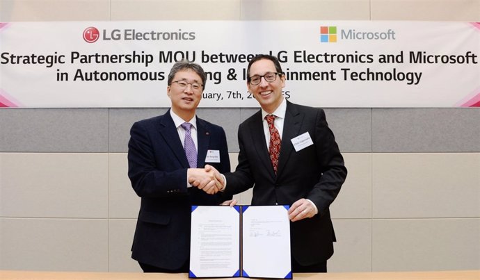 Jin-yong Kim (LG) y Sanjay Ravi (Microsoft)