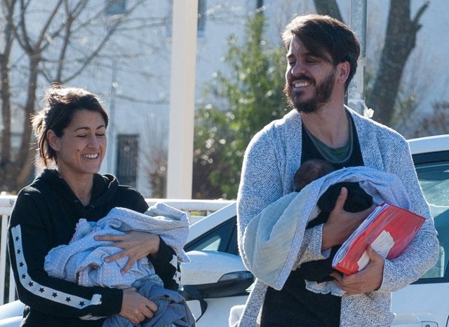 Barei y Rubén Villanueva salen de una revisión con sus bebés