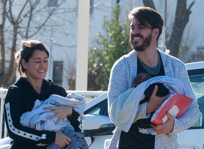 Barei y Rubén Villanueva salen de una revisión con sus bebés