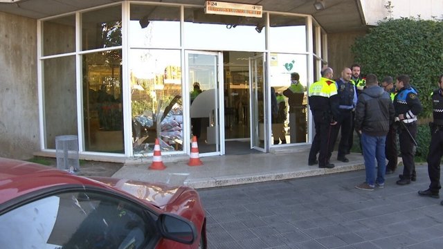Un hombre estampa su coche contra la puerta del acceso principal de TV3