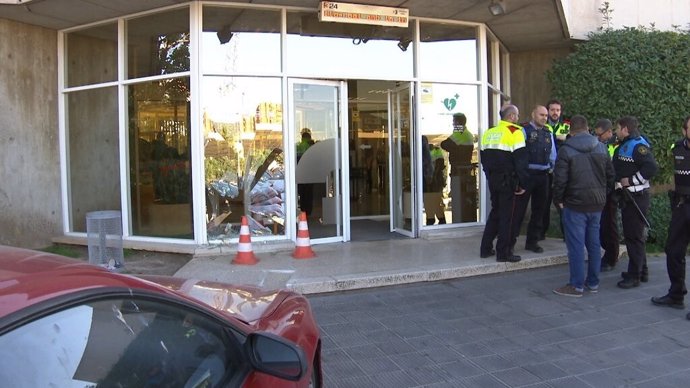 Un home estampa el cotxe contra la porta de l'accés principal de TV3