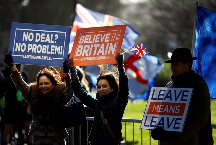 Manifestantes a favor del Brexit junto al Parlamento británico