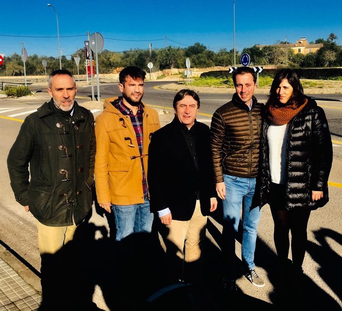Mauricio Rovira y Lloren Galmés, entre otros cargos del PP en rueda de prensa