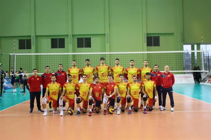 La selección española de voleibol posa antes de su partido ante Georgia