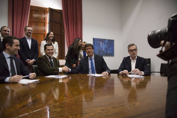 PP i Cs signen un acord per investir Moreno president de la Junta