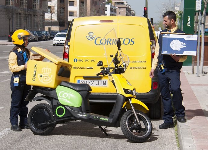 Carteros de Correos, entrega de paquetes