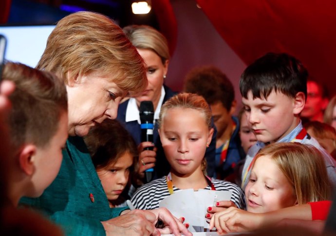 La canciller alemana, Angela Merkel, en un acto con niños (archivo)