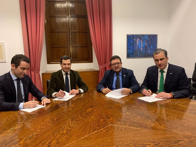 PP y Vox firman el acuerdo para apoyar la investidura de Juanma Moreno