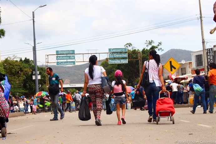 Migrantes venezolanos en la frontera con Colombia