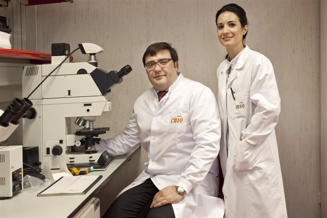 David Olmos y Elena Castro, investigadores del CNIO