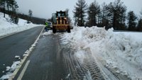 Once equipos de vialidad invernal se movilizan por hielo y nieve en carreteras autonómicas riojanas