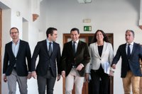 PP-A garantiza que no hay "medidas ocultas" en su pacto de investidura con Vox, que "encaja al 90%" en el acuerdo con Cs