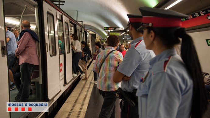 Mossos patrullant al Metro de Barcelona