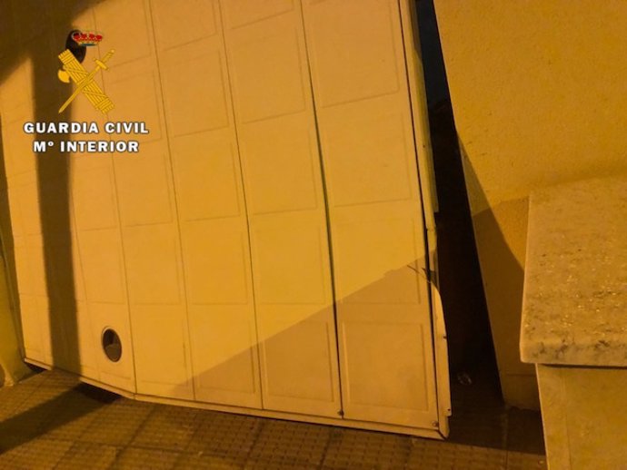 Puerta del garaje de la vivienda robada en Seseña