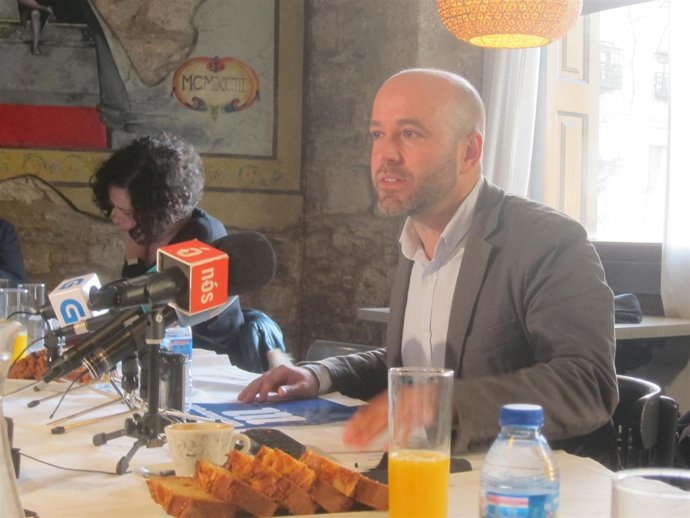 El portavoz de En Marea, Luís Villares, en un desayuno informativo