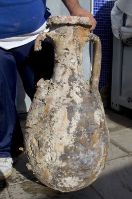 Anfora encontrada por un pescador de Carboneras