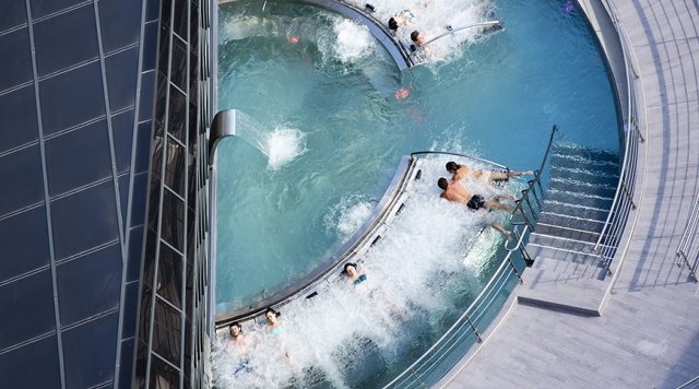 Bañistas disfrutan de una de las piscinas del balneario Caldea