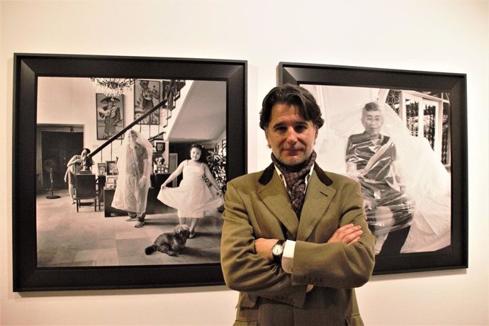 El fotógrafo Bernardo Aja junto a dos obras de su exposición EntreMuros