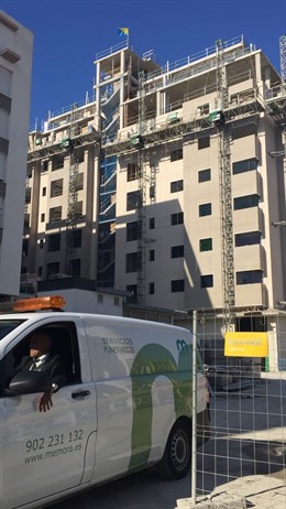 Edificio donde se ha precipitado un obrero en Cádiz