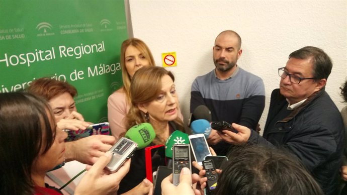 La consejera de Salud, Marina Álvarez, atiende a los medios