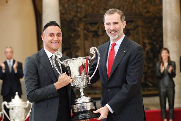 Keylor Navas junto a SM el Rey Felipe VI