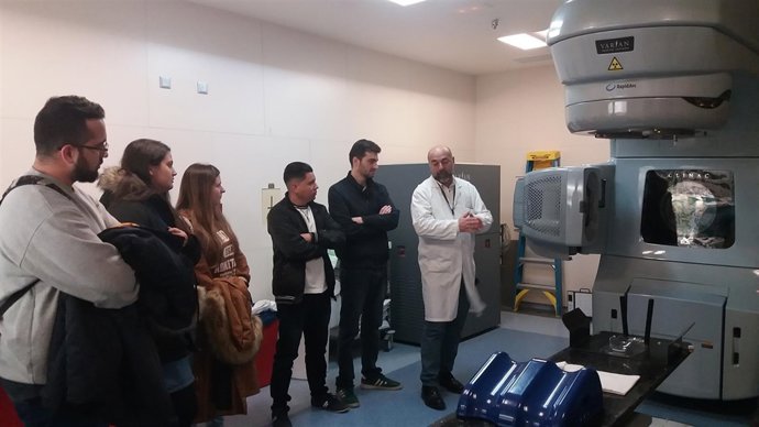 Salinas explica a jóvenes de la UPCT el funcionamiento acelerador lineal