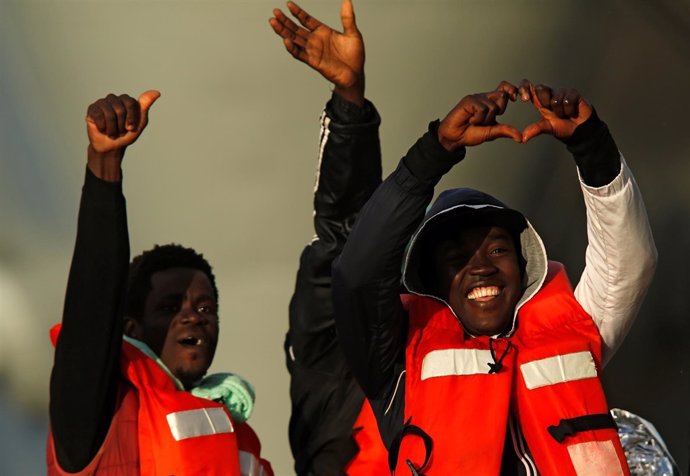Migrantes rescatados en el Mediterráneo llegan a Malta