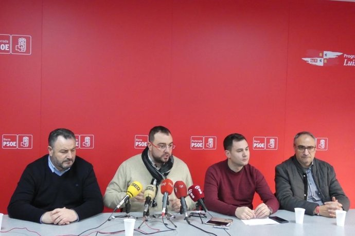 Adrián Barbón, con socialistas de León