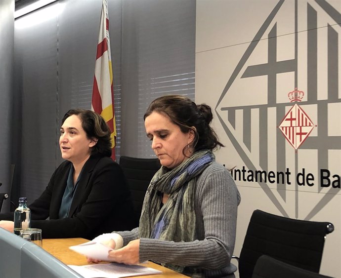 La comisionada de Salud de Barcelona, Gemma Tarafa, y la alcaldesa, Ada Colau