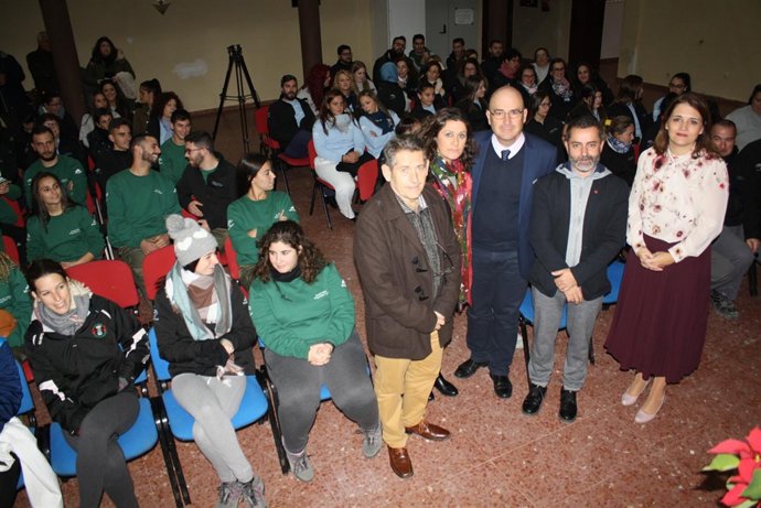 Carmona (centro), durante el encuentro con participantes de las iniciativas
