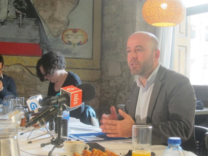 El portavoz de En Marea, Luís Villares, en un desayuno informativo en Santiago