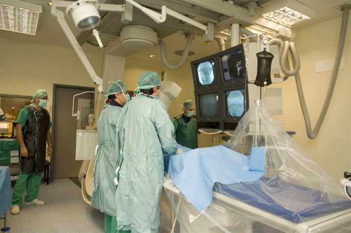 Profesionales sanitarios realizan una prueba diagnóstica