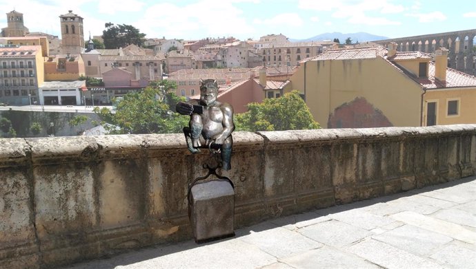 Montaje de cómo quedará la escultura del diablillo en Segovia 10-1-2019