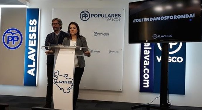 Iñaki Oyarzábal y Leticia Comerón en rueda de prensa en Bilbao