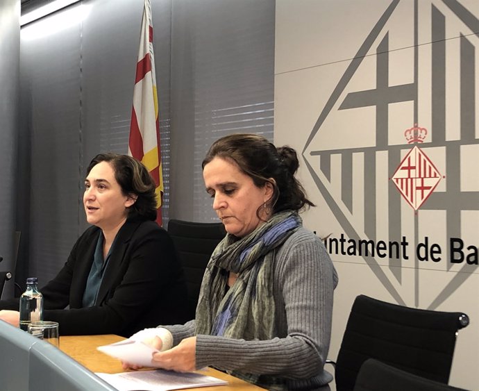 La comissionada de Salut de Barcelona, Gemma Tarafa, i l'alcaldessa, Ada Colau
