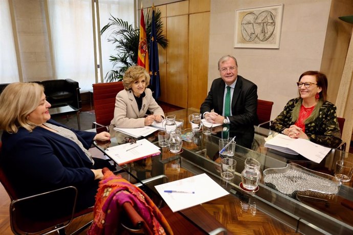 Prensa Aytoleón. Reunión Ministra Sanidad, Consumo Y Bienestar Social (Fotos Cés