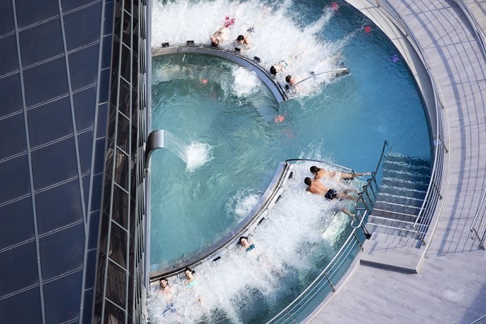 Banyistes gaudeixen d'una de les piscines del balneari Caldea