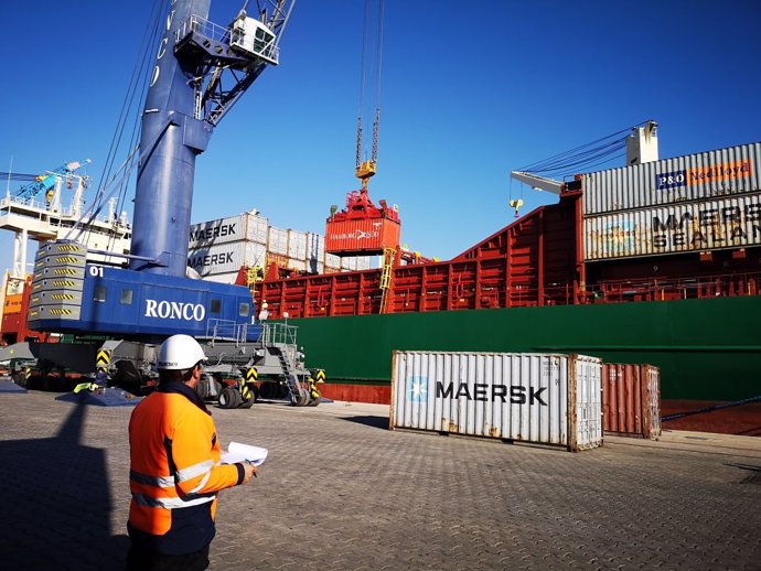 Descarga de contenedores en el puerto de Almería