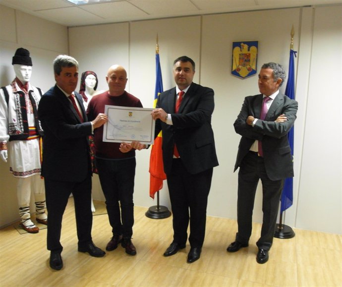 Xabier Basañez recibe el diploma de excelencia de Rumanía