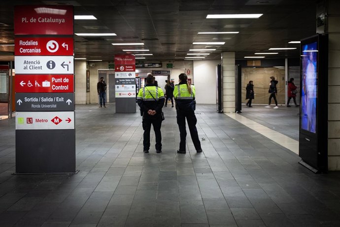 Guardia Urbana en plaza Catalunya tras desalojo de manteros
