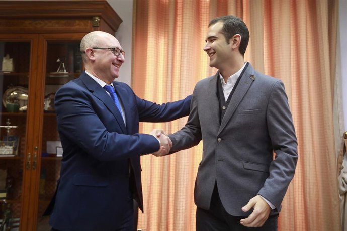 Fernández-Pacheco y García tras la firma del convenio