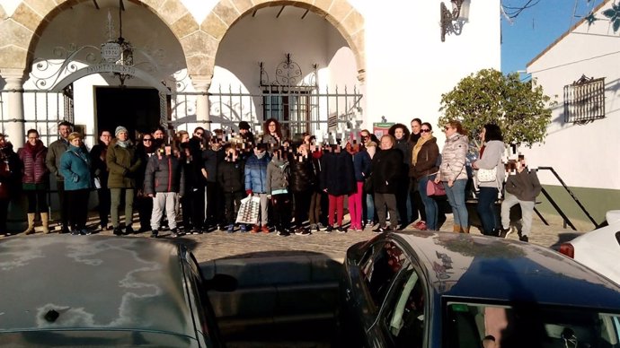 Concentración de familias de alumnos del 'Fernando Feliú' de Gerena
